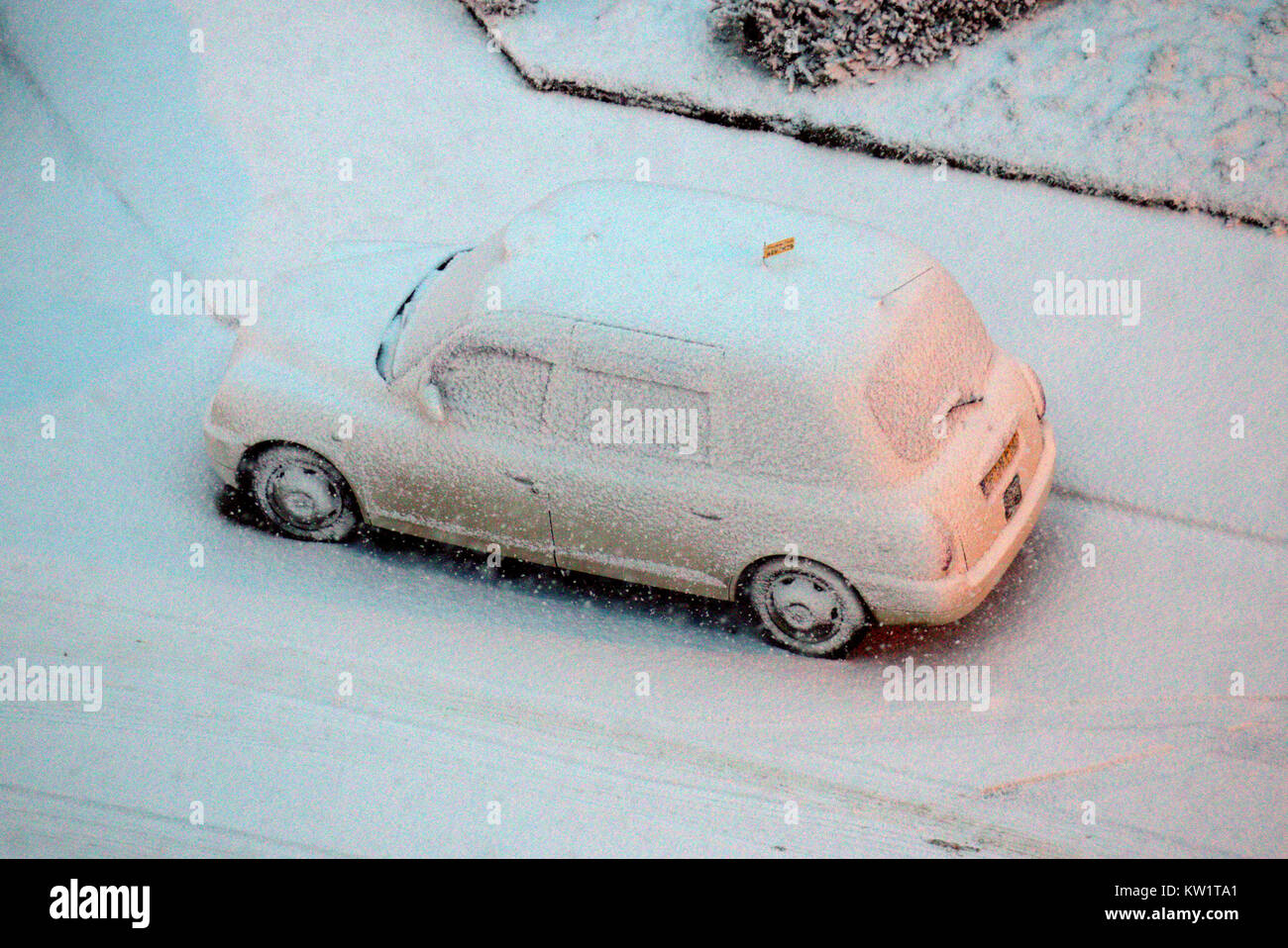 Glasgow, Scotland, Regno Unito. 29 Dic, 2017. Regno Unito: meteo neve pesante caduta su la notte più fredda dell'anno risultava in un taxi bianco invece di uno nero. Credito: gerard ferry/Alamy Live News Foto Stock