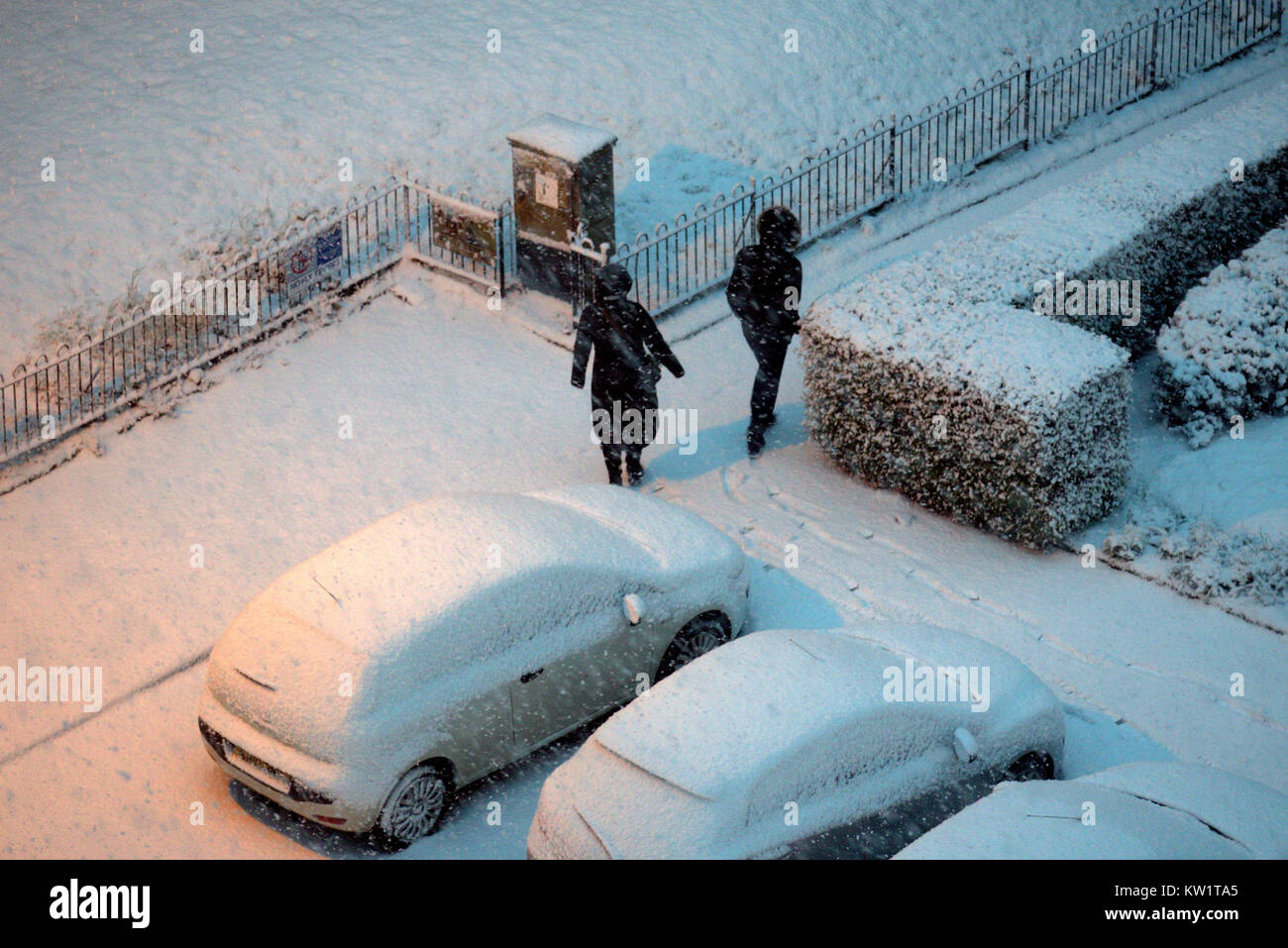 Glasgow, Scotland, Regno Unito. 29 Dic, 2017. Regno Unito: meteo neve pesante caduta su la notte più fredda dell'anno risultava in uno spesso strato di neve per soddisfare i mattinieri. Credito: gerard ferry/Alamy Live News Foto Stock