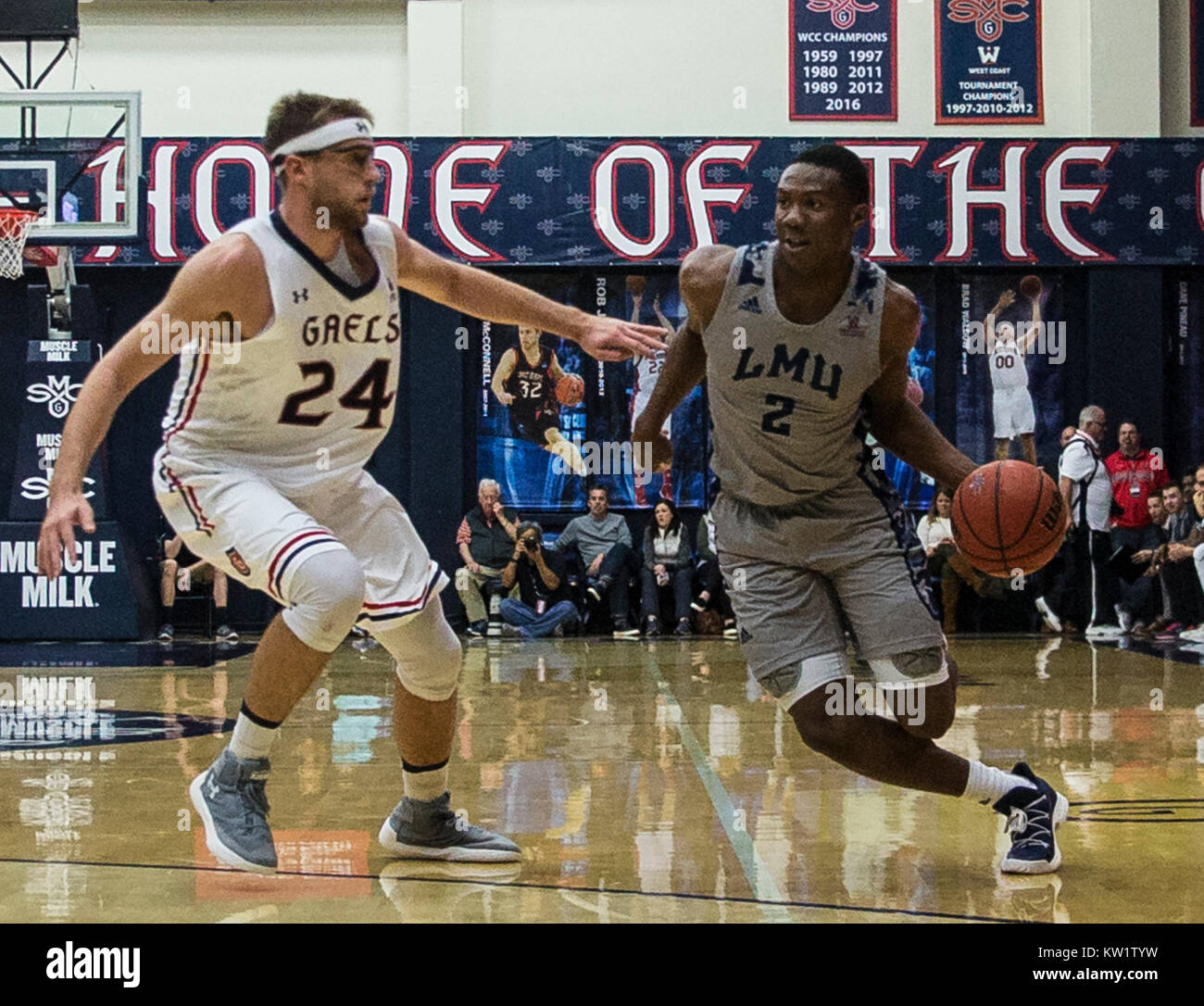 Padiglione McKeon Moraga Calif, STATI UNITI D'AMERICA. 28 dicembre, 2017. CA U.S.A. Loyola Marymount guard Donald Gipson (2) rigidi per il cerchio durante il NCAA di pallacanestro degli uomini di gioco tra Loyola Marymount Lions e la Saint Mary's Gaels 59-87 perso al Padiglione McKeon Moraga California Thurman James/CSM/Alamy Live News Foto Stock