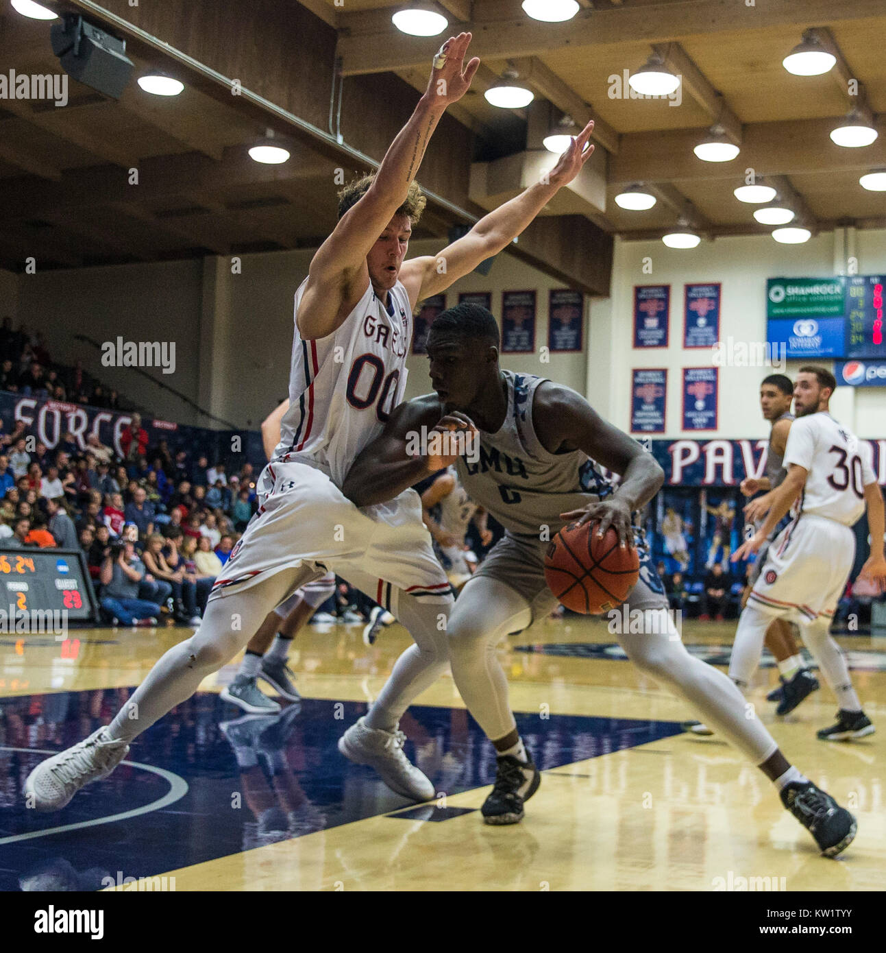 Padiglione McKeon Moraga Calif, STATI UNITI D'AMERICA. 28 dicembre, 2017. CA U.S.A. Loyola Marymount guard Donald Gipson (2) rigidi per il cerchio durante il NCAA di pallacanestro degli uomini di gioco tra Loyola Marymount Lions e la Saint Mary's Gaels 59-87 perso al Padiglione McKeon Moraga California Thurman James/CSM/Alamy Live News Foto Stock