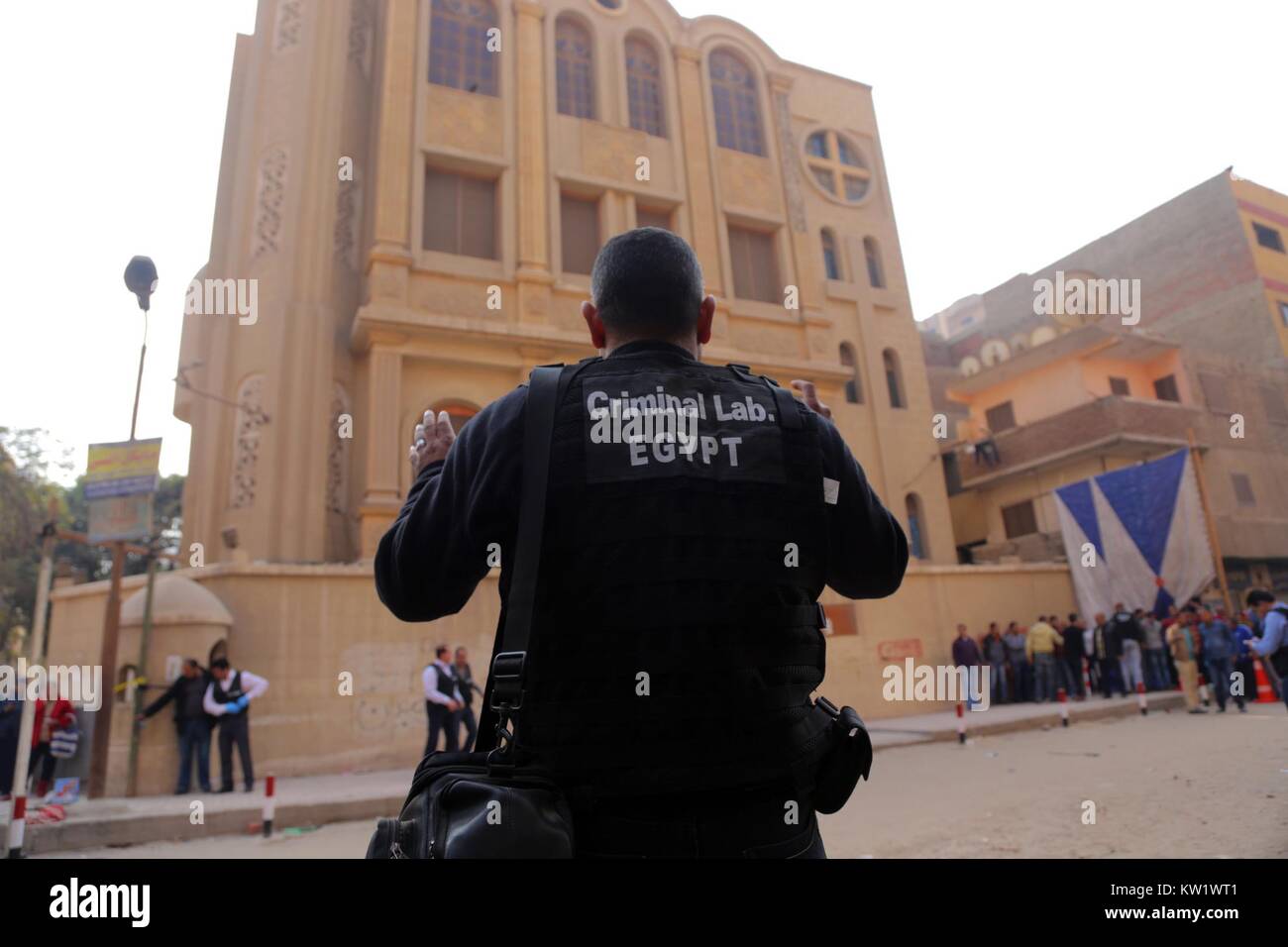 Il Cairo. 29 Dic, 2017. Un poliziotto egiziano ispeziona la chiesa sito di attacco del Cairo in Egitto il 29 dicembre 2017. Almeno dieci persone sono state uccise in una sparatoria al di fuori di una chiesa a sud del Cairo il venerdì, stato-media riportati. Credito: Ahmed Gomaa/Xinhua/Alamy Live News Foto Stock