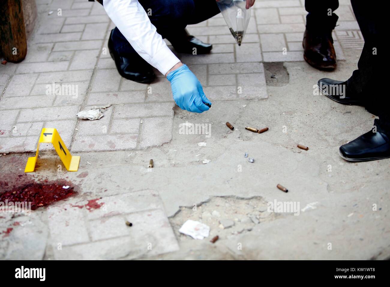 Il Cairo. 29 Dic, 2017. Poliziotti egiziani ispezionare la chiesa sito di attacco del Cairo in Egitto il 29 dicembre 2017. Almeno dieci persone sono state uccise in una sparatoria al di fuori di una chiesa a sud del Cairo il venerdì, stato-media riportati. Credito: Ahmed Gomaa/Xinhua/Alamy Live News Foto Stock