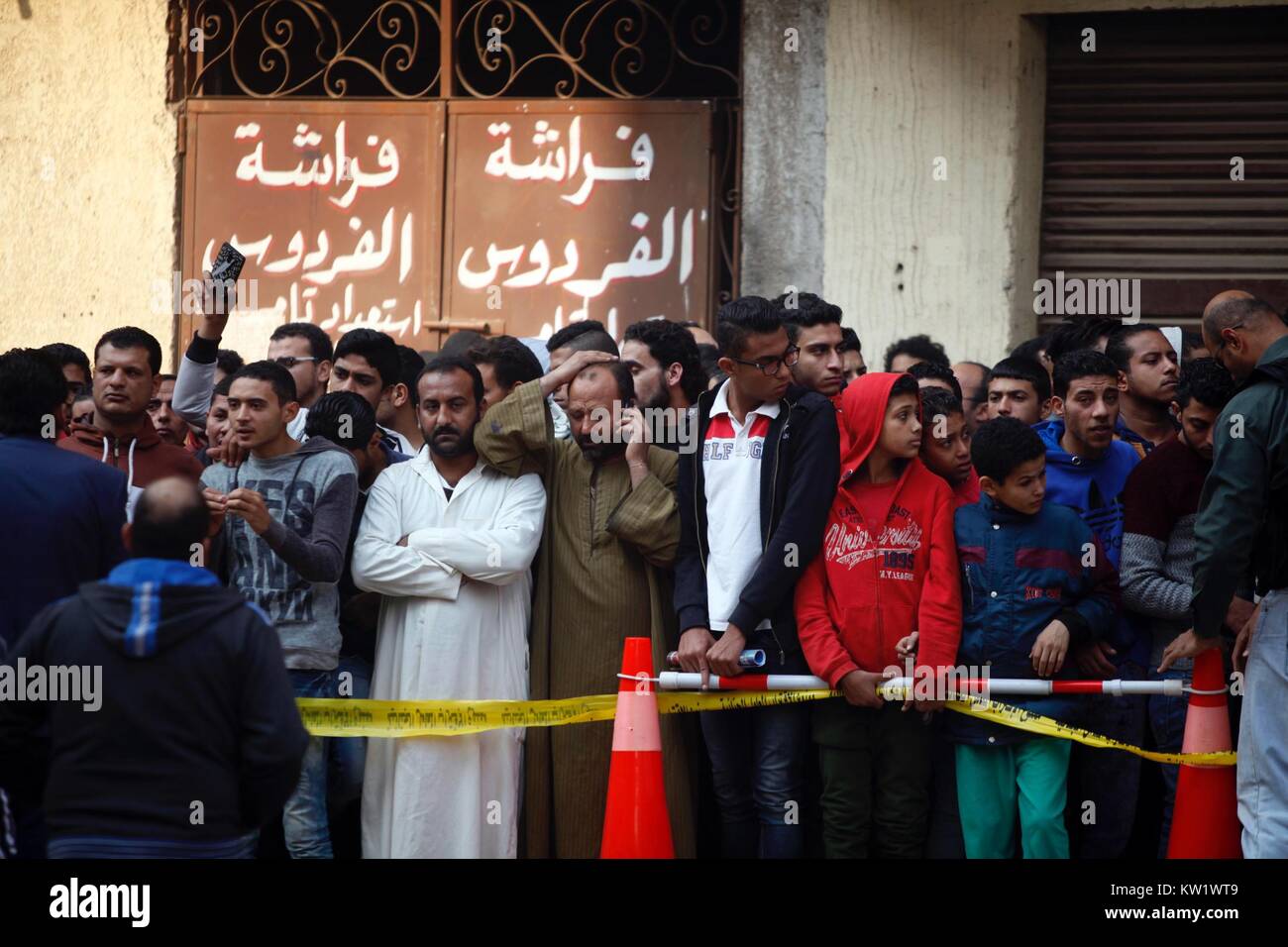 Il Cairo. 29 Dic, 2017. Le persone si radunano presso la chiesa sito di attacco del Cairo in Egitto il 29 dicembre 2017. Almeno dieci persone sono state uccise in una sparatoria al di fuori di una chiesa a sud del Cairo il venerdì, stato-media riportati. Credito: Ahmed Gomaa/Xinhua/Alamy Live News Foto Stock
