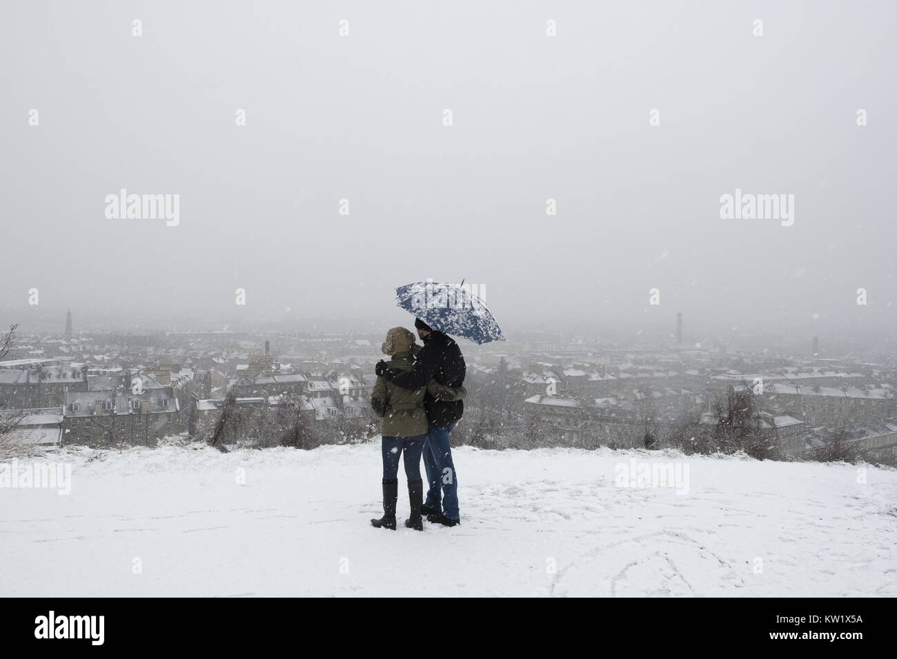Edinburgh, Regno Unito. 29 Dic, 2017. La neve cade sulla città di Edimburgo. Un giallo di avvertimento di neve è stata predetta di forte neve cade in Scozia centrale. Credito: Iain Masterton/Alamy Live News Foto Stock