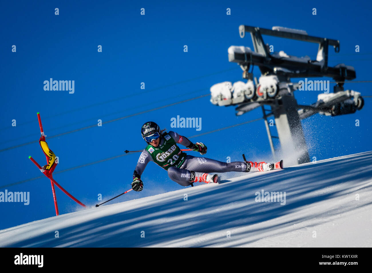 A Lienz (Austria). 29 Dic, 2017. Adeline Baud Mugnier di Francia compete durante la Coppa del Mondo FIS Ladies Slalom Gigante in Lienz, Austria il 29 dicembre 2017. Credito: Jure Makovec/Alamy Live News Foto Stock