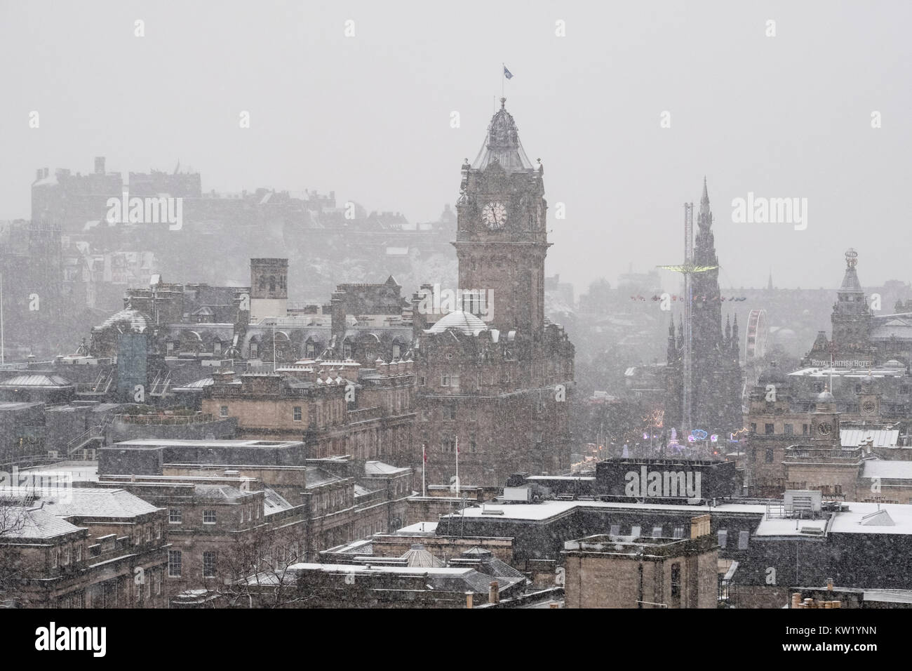 Edimburgo, Scozia, Regno Unito. 29 dicembre, 2017; la neve cade sul miglioramento di Edimburgo vedute della citta'. Vista da Calton Hill della città. Credito: Iain Masterton/Alamy Live News Foto Stock