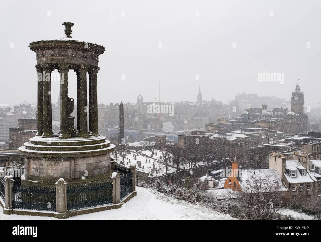 Edimburgo, Scozia, Regno Unito. 29 dicembre, 2017; la neve cade sul miglioramento di Edimburgo vedute della citta'. Vista da Calton Hill della città. Credito: Iain Masterton/Alamy Live News Foto Stock