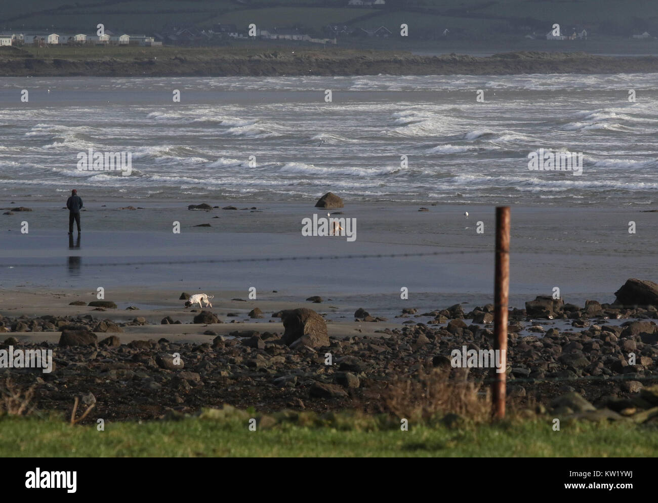 La contea di Down Coast, Irlanda del Nord, Regno Unito. Il 29 dicembre 2017. Regno Unito - previsioni del tempo - una fredda giornata di vento con Pesanti rovesci sulla contea di Down costa dell'Irlanda del Nord. Credito: David Hunter/Alamy Live News. Foto Stock
