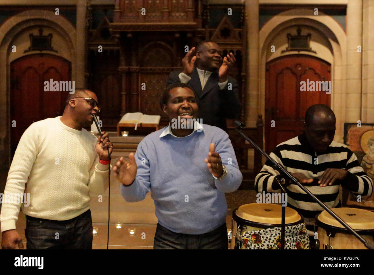 Basel, Svizzera. Il 29 dicembre 2017. I cristiani africani eseguire musica di culto nella Matthäuskirche unità è anche tenuto una conferenza stampa con alcune informazioni circa la riunione. Credito: Michael Debets/Alamy Live News Foto Stock