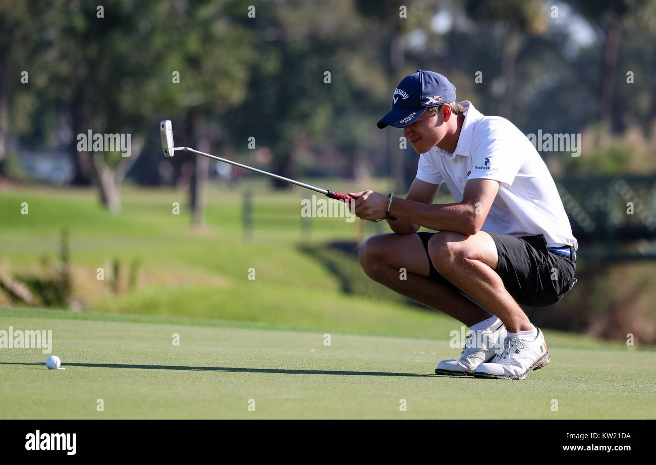 Coral Gables, Florida, Stati Uniti d'America. 29 Dic, 2017. Adrien Dumont de Chassart (Belgio) linee fino un putt a 54th Junior Orange Bowl International Golf Championship al Biltmore in Coral Gables, Florida. Mario Houben/CSM/Alamy Live News Foto Stock