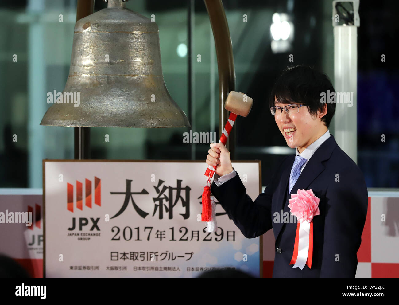 Toyota, Giappone. 29 Dic, 2017. Andare giapponese di sette titolo iridato Yuta Iyama anelli una campana con un martello di legno durante una cerimonia per festeggiare l'ultimo scambio di 2017 presso la Borsa di Tokyo il Venerdì, Dicembre 29, 2017. La quota del Giappone è i prezzi sono diminuiti 19.04 yen per chiudere a 22,764.94 yen presso la Borsa di Tokyo. Credito: Yoshio Tsunoda/AFLO/Alamy Live News Foto Stock