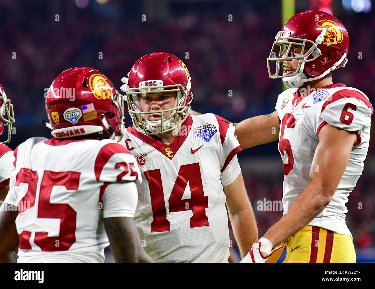 Arlington, Texas, Stati Uniti d'America. Il 29 dicembre, 2017. USC Trojans running back Ronald Jones II (25) porta la sfera per un touchdown come egli celebra con USC Trojans quarterback Sam Darnold (14) e l'USC Trojans wide receiver Michael Pittman Jr. (6) durante un NCAA Football gioco tra la USC Trojans e la Ohio State Buckeyes al buon anno Cotton Bowl di AT&T Stadium di Arlington, Texas. Credito: Cal Sport Media/Alamy Live News Foto Stock