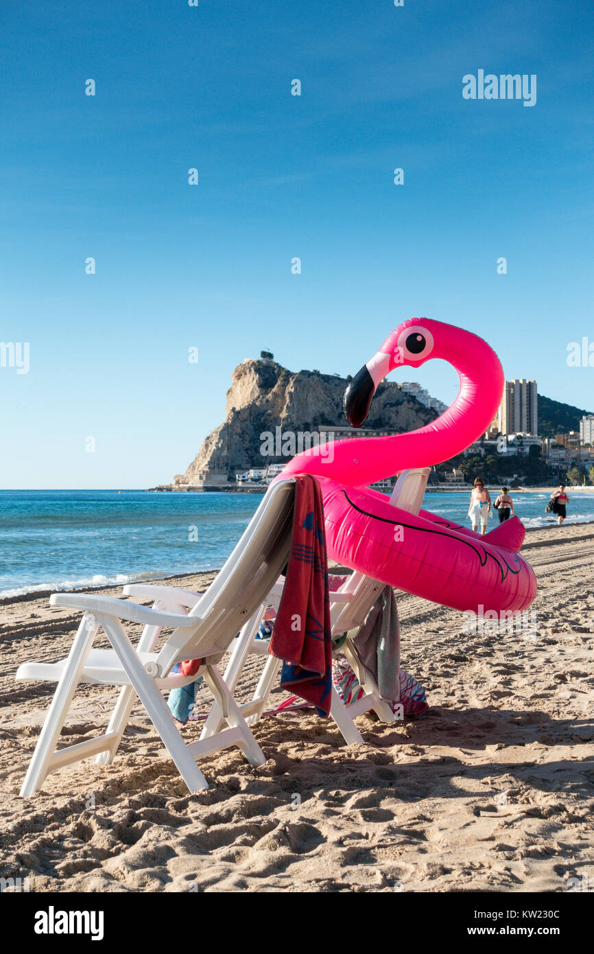 Benidorm, Costa Blanca, Spagna. Il 30 dicembre 2017. Più calda del normale temperature intorno ai 23°C durante il giorno sono impostati per la preghiamo di vacanzieri nella regione di Alicante di Spagna per i prossimi giorni, facendo un bel trattamento per gli Inglesi che stanno fuggendo il freddo, ghiacciato, inverno METEO NEL REGNO UNITO. Le temperature del mare sono cool ma non scoraggiare alcuni hardy nuotatori. Credito: Mick Flynn/Alamy Live News Foto Stock