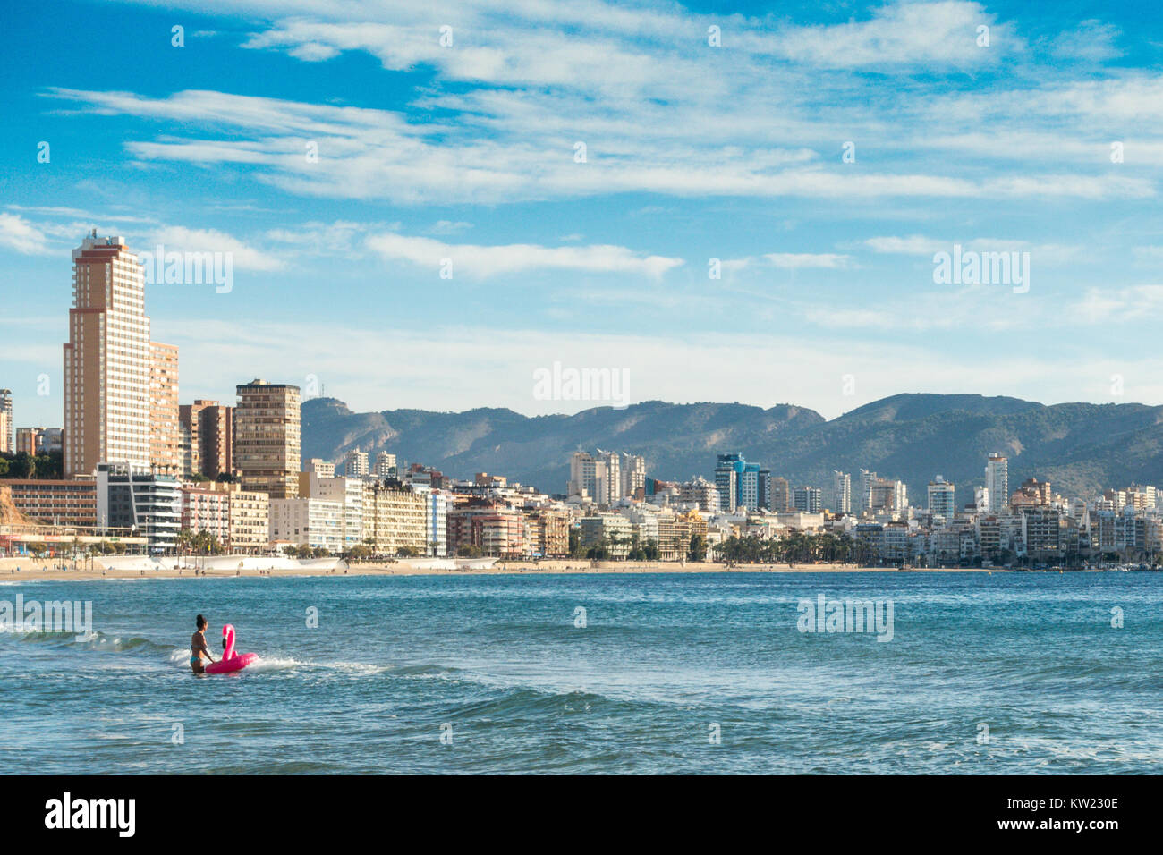Benidorm, Costa Blanca, Spagna. Il 30 dicembre 2017. Più calda del normale temperature intorno ai 23°C durante il giorno sono impostati per la preghiamo di vacanzieri nella regione di Alicante di Spagna per i prossimi giorni, facendo un bel trattamento per gli Inglesi che stanno fuggendo il freddo, ghiacciato, inverno METEO NEL REGNO UNITO. Le temperature del mare sono cool ma non scoraggiare alcuni hardy nuotatori. Credito: Mick Flynn/Alamy Live News Foto Stock
