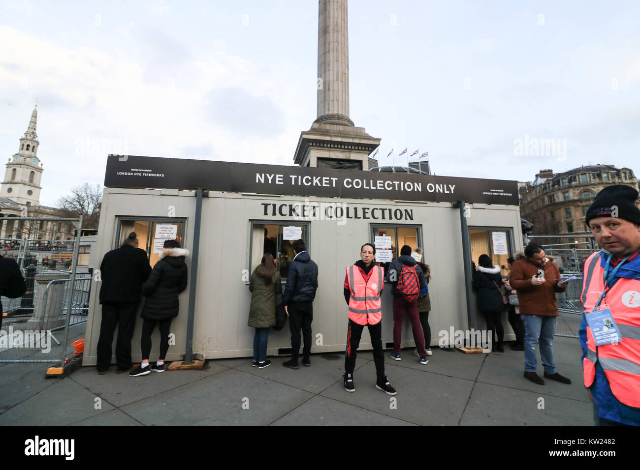 Londra Regno Unito. 30th dicembre 2017. AIS utilizzato come punto di raccolta dei biglietti a Trafalgar Square in quanto tutte le assegnazioni dei biglietti per i fuochi d'artificio della vigilia di Capodanno sono esaurute. Sono stati venduti circa 100.000 biglietti per la festa della vigilia di Capodanno sul Tamigi, dove i festaioli guarderanno i fuochi d'artificio al London Eye Credit: Amer Ghazzal/Alamy Live News Foto Stock