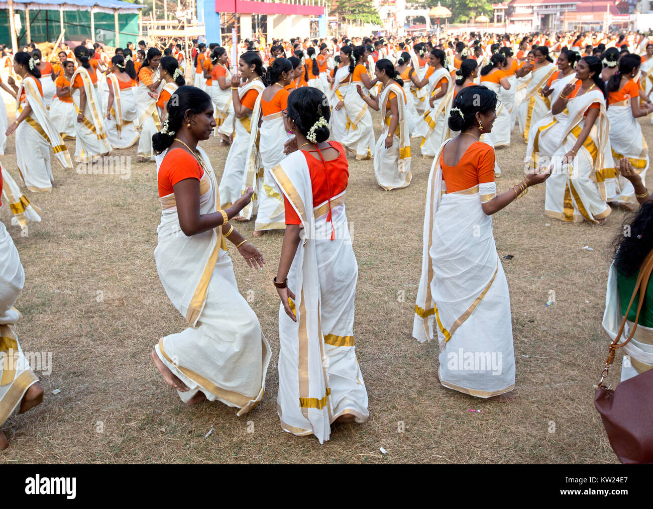Thissur, India. 30 Dic, 2017. più di 1200 donne hanno partecipato a questo evento.La manifestazione è stata condotta dal Kerala kshethra samrakshana samithi.I ballerini ha iniziato con una invocazione al Signore Ganesa. I partecipanti hanno ballato per Thiruvathirapattu, Kathakali padam, Kummi, Kurathipattu Vanchipattu e. Thiruvathirakali è tradizionalmente effettuata il giorno di Thiruvathira in Malayalam mese di Dhanu (Dicembre-gennaio). Donne ballo con accompagnamento di Thiruvathira paattu. Le canzoni si riferiscono a Parvati la nostalgia per il Signore Shiva. Credito: pradeep subramanian/Alamy Live News Foto Stock