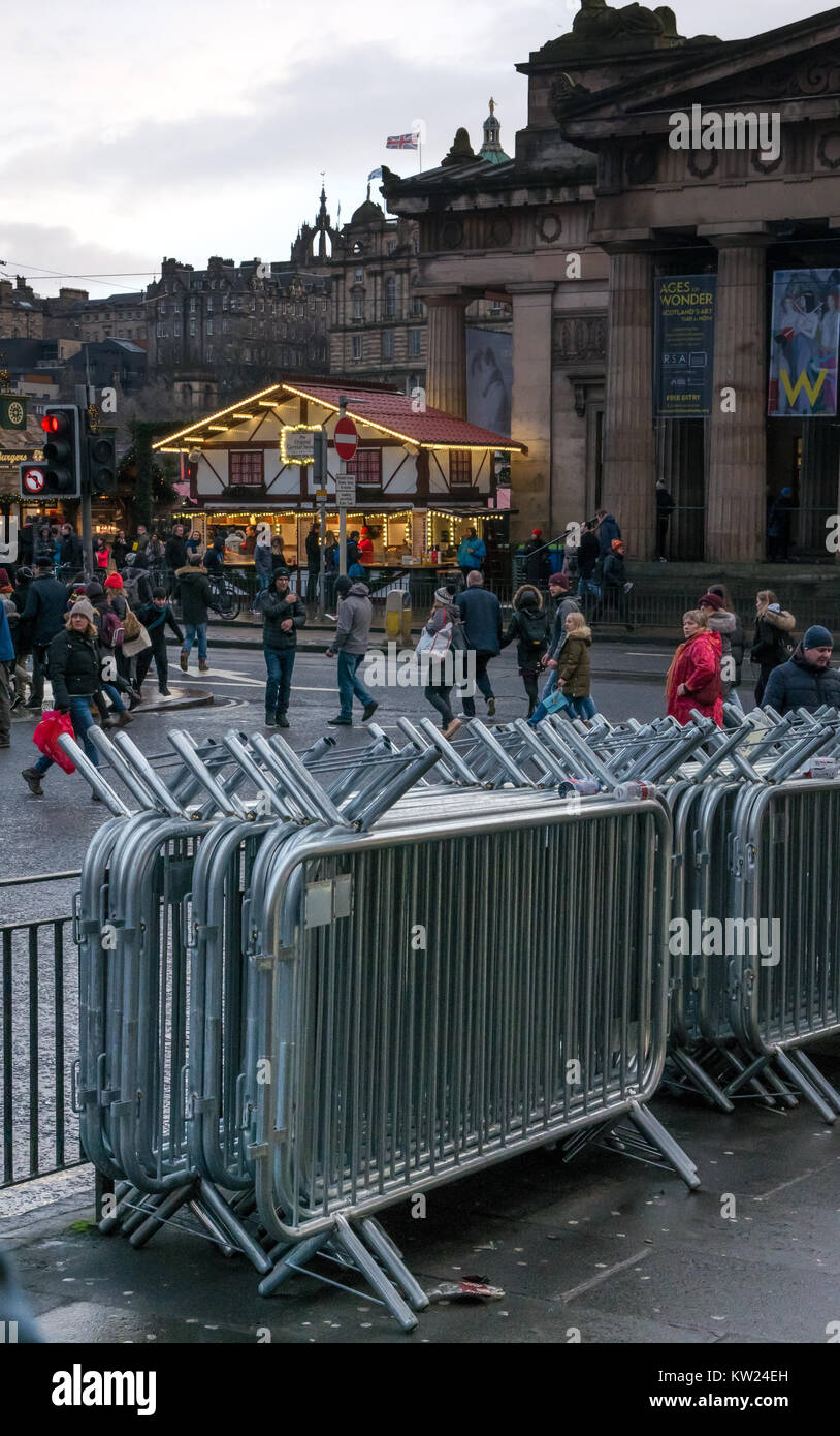 Princes Street, Edimburgo, Scozia, Regno Unito, 30 dicembre 2018. Barriere nel luogo in preparazione per l'Hogmanay New Years Eve street party Foto Stock