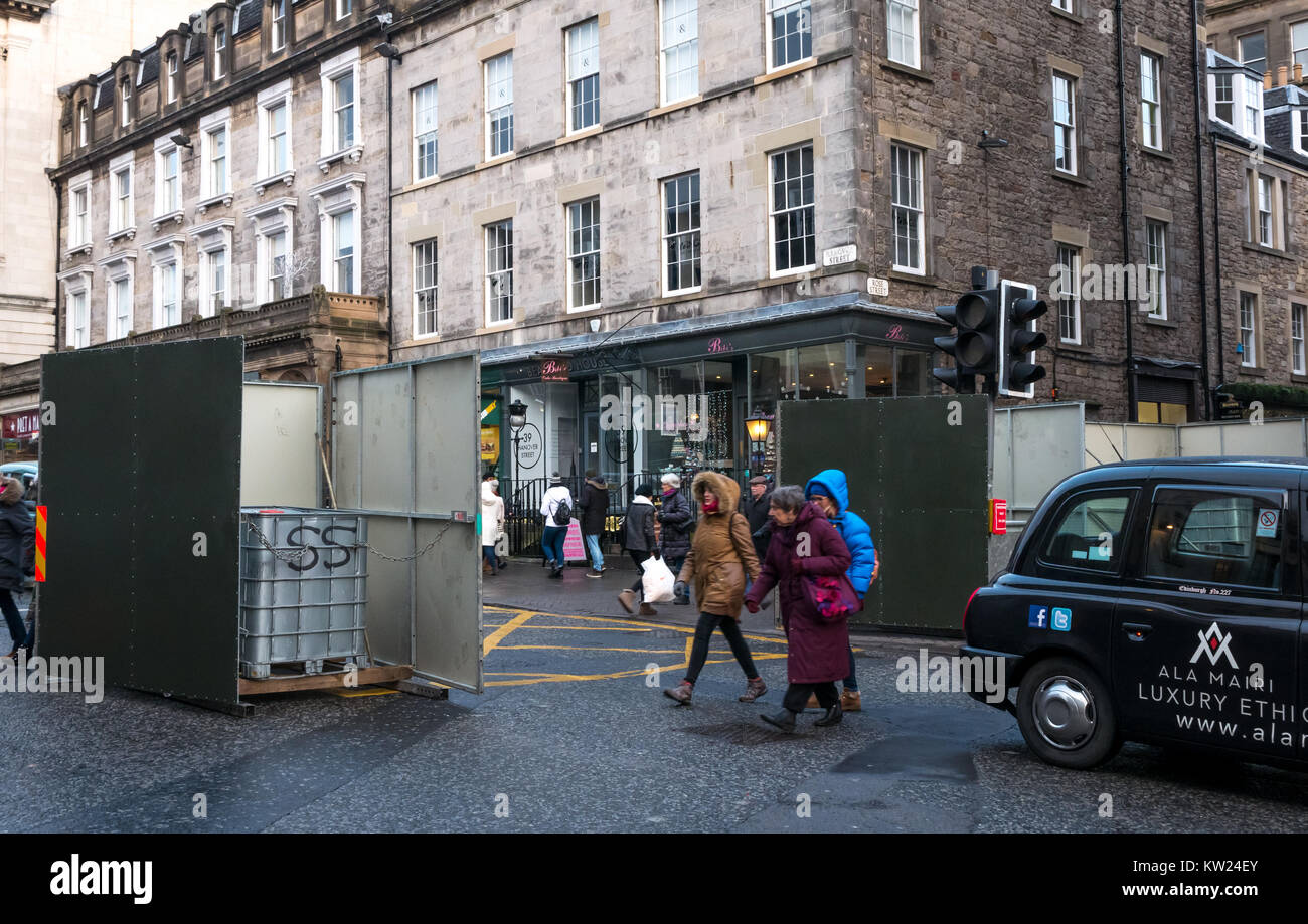 Princes Street, Edimburgo, Scozia, Regno Unito, 30 dicembre 2018. Barriere nel luogo in preparazione per l'Hogmanay New Years Eve street party Foto Stock