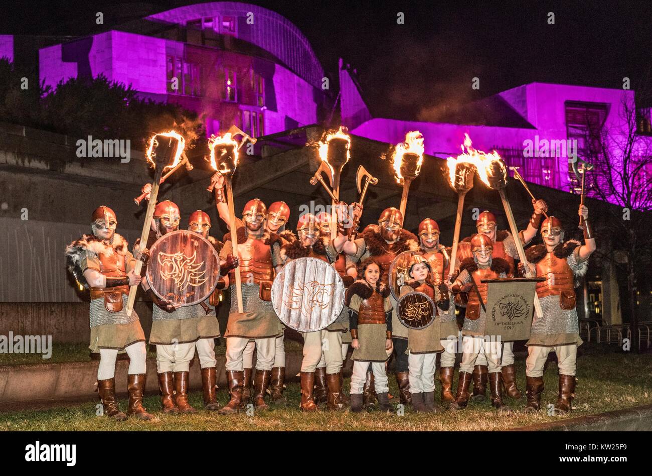 Edinburgh, Regno Unito. 30 Dic, 2017. Edinburgh Hogmanay le celebrazioni iniziano con la tradizionale processione torchlit. Questo anno il percorso termina al di fuori del Parlamento scozzese a Holyrood dove una parola scelta dai giovani di Scozia che li rende orgogliosi di vivere nel paese è rivelato da migliaia di portatori di torcia. Nella foto: Jarls uomini di Shetland che guiderà la parata di fronte al parlamento scozzese. Credito: ricca di Dyson/Alamy Live News Foto Stock