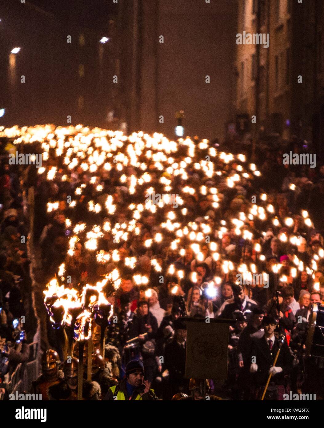 Edinburgh, Regno Unito. 30 Dic, 2017. Edinburgh Hogmanay le celebrazioni iniziano con la tradizionale processione torchlit. Questo anno il percorso termina al di fuori del Parlamento scozzese a Holyrood dove una parola scelta dai giovani di Scozia che li rende orgogliosi di vivere nel paese è rivelato da migliaia di portatori di torcia. Nella foto: Fiaccolata lungo il credito Canongate: Ricco di Dyson/Alamy Live News Foto Stock