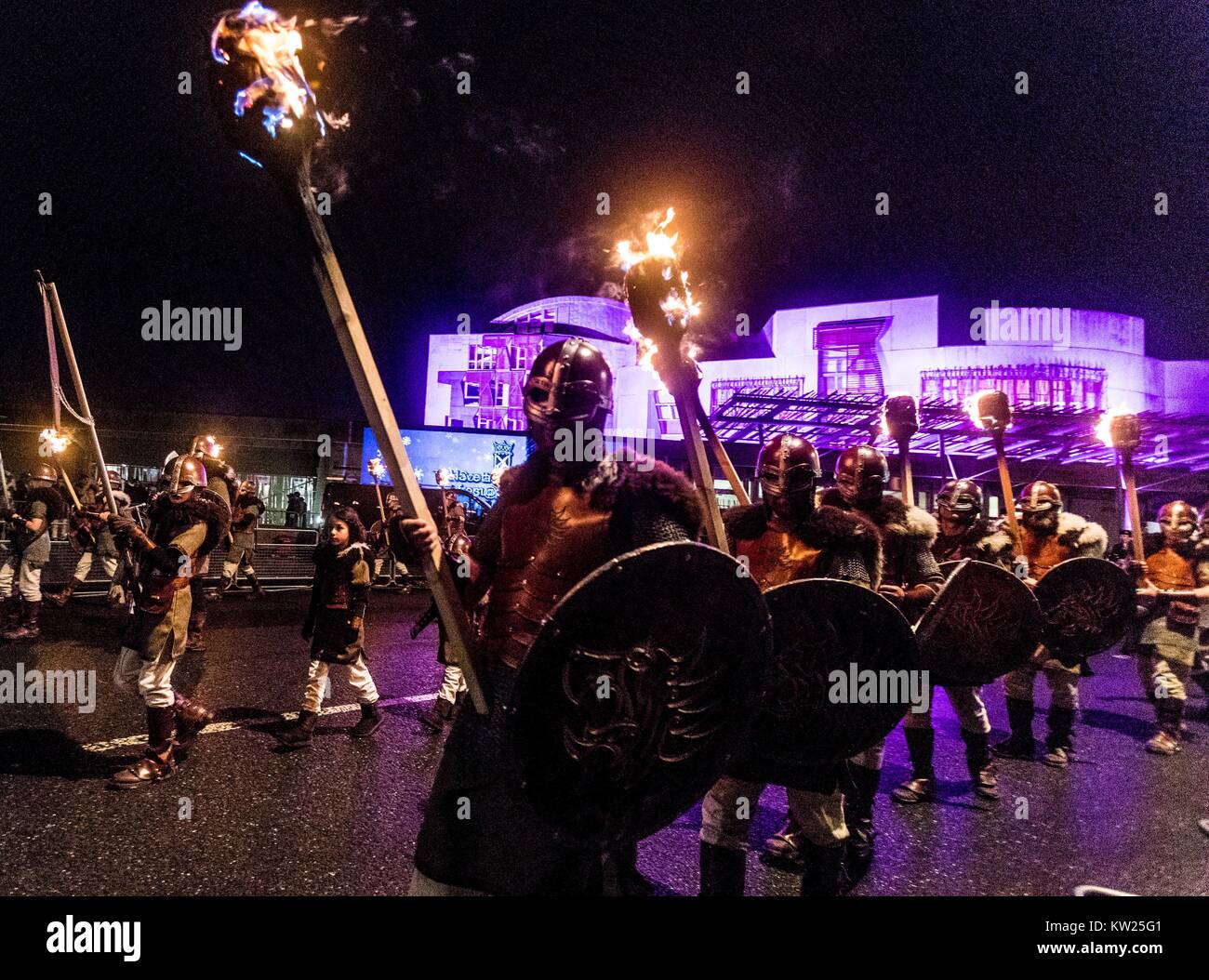 Edinburgh, Regno Unito. 30 Dic, 2017. Edinburgh Hogmanay le celebrazioni iniziano con la tradizionale processione torchlit. Questo anno il percorso termina al di fuori del Parlamento scozzese a Holyrood dove una parola scelta dai giovani di Scozia che li rende orgogliosi di vivere nel paese è rivelato da migliaia di portatori di torcia. Nella foto: Jarls uomini di Shetland che guidano la parata di fronte al parlamento scozzese. Credito: ricca di Dyson/Alamy Live News Foto Stock