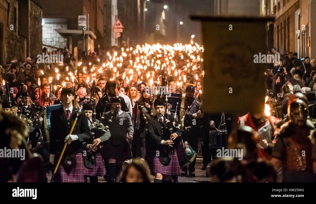 Edimburgo, Scozia, Regno Unito. Il 30 dicembre, 2017. Processione aux flambeaux che forma una parte di Edimburgo di Hogmanay celebrazioni. foto; processione passa attraverso il Royal Mile verso il Palazzo di Holyrood. Credito: Iain Masterton/Alamy Live News Foto Stock