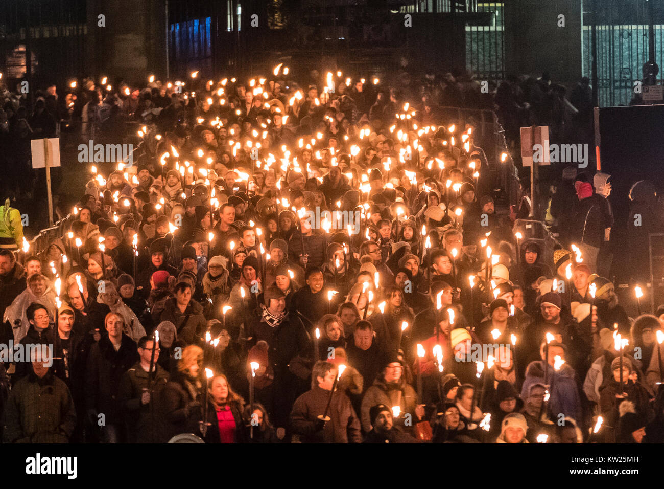 Edimburgo, Scozia, Regno Unito. Il 30 dicembre, 2017. Processione aux flambeaux che forma una parte di Edimburgo di Hogmanay celebrazioni. foto; processione passa davanti all'edificio del parlamento scozzese. Credito: Iain Masterton/Alamy Live News Foto Stock