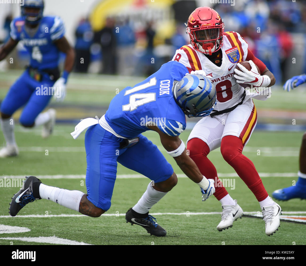 Dicembre 30, 2017; Memphis, TN, Stati Uniti d'America; Iowa State WR, DESHAUNTE JONES (8), rende efficace una cattura e cariche verso la zona di estremità, come Memphis Tigers FS, JONATHAN COOK (14), i tentativi di portare giù lui. L'Iowa State cicloni sconfitto il Memphis Tigers, 21-20, nella zona di Auto Liberty Bowl. Kevin Langley/CSM Foto Stock