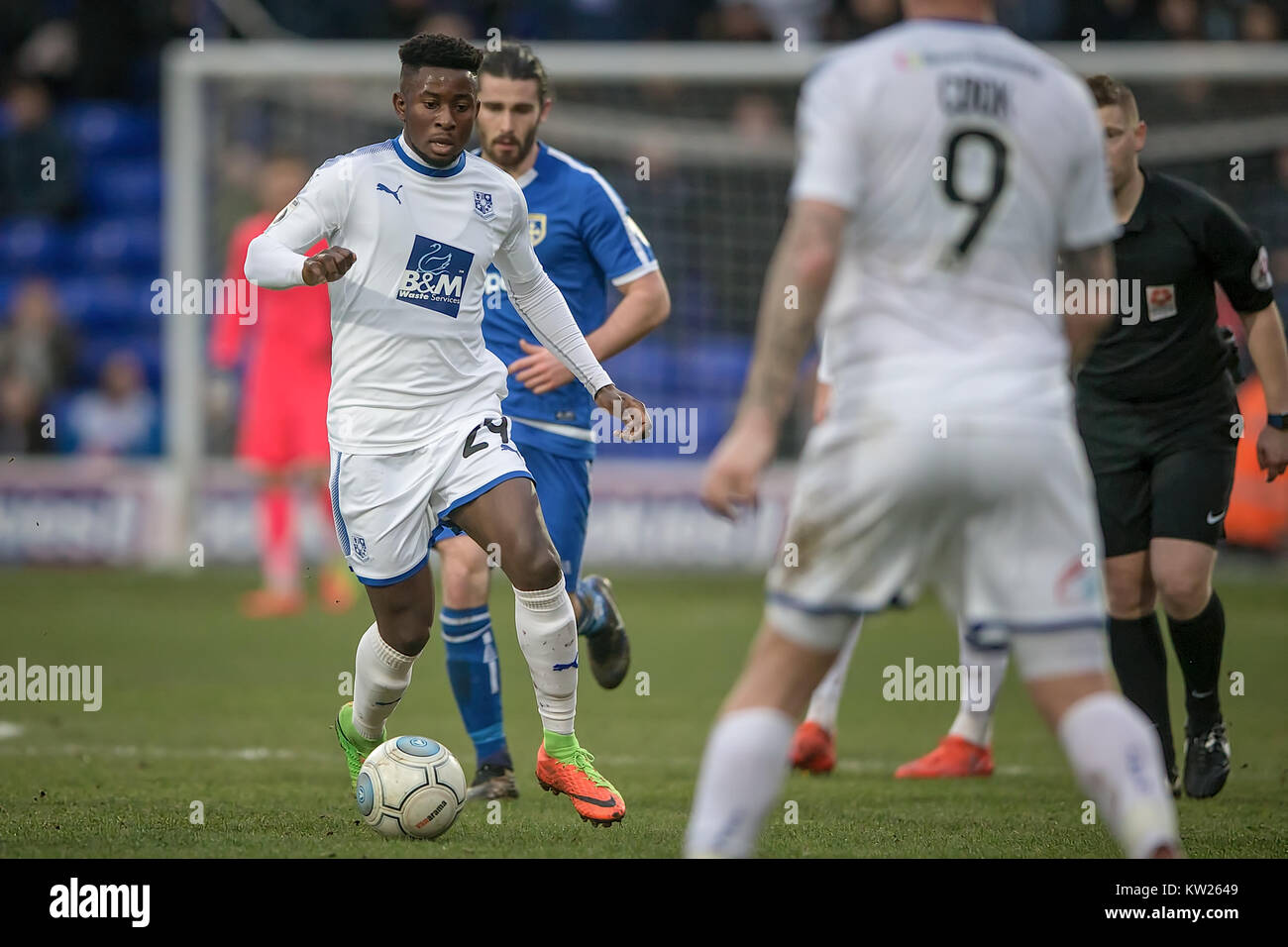 Wirral, Merseyside, Regno Unito. Il 30 dicembre, 2017. Larnell Cole (Tranmere Rovers) corre con la palla durante il Tranmere Rovers v Guiseley AFC in Vanarama National League su Sabato 30 Dicembre 2017 a Prenton Park, Tranmere, Wirral, Merseyside. Foto di Mark P Doherty. Credito: catturati Fotografia di luce limitata/Alamy Live News Foto Stock