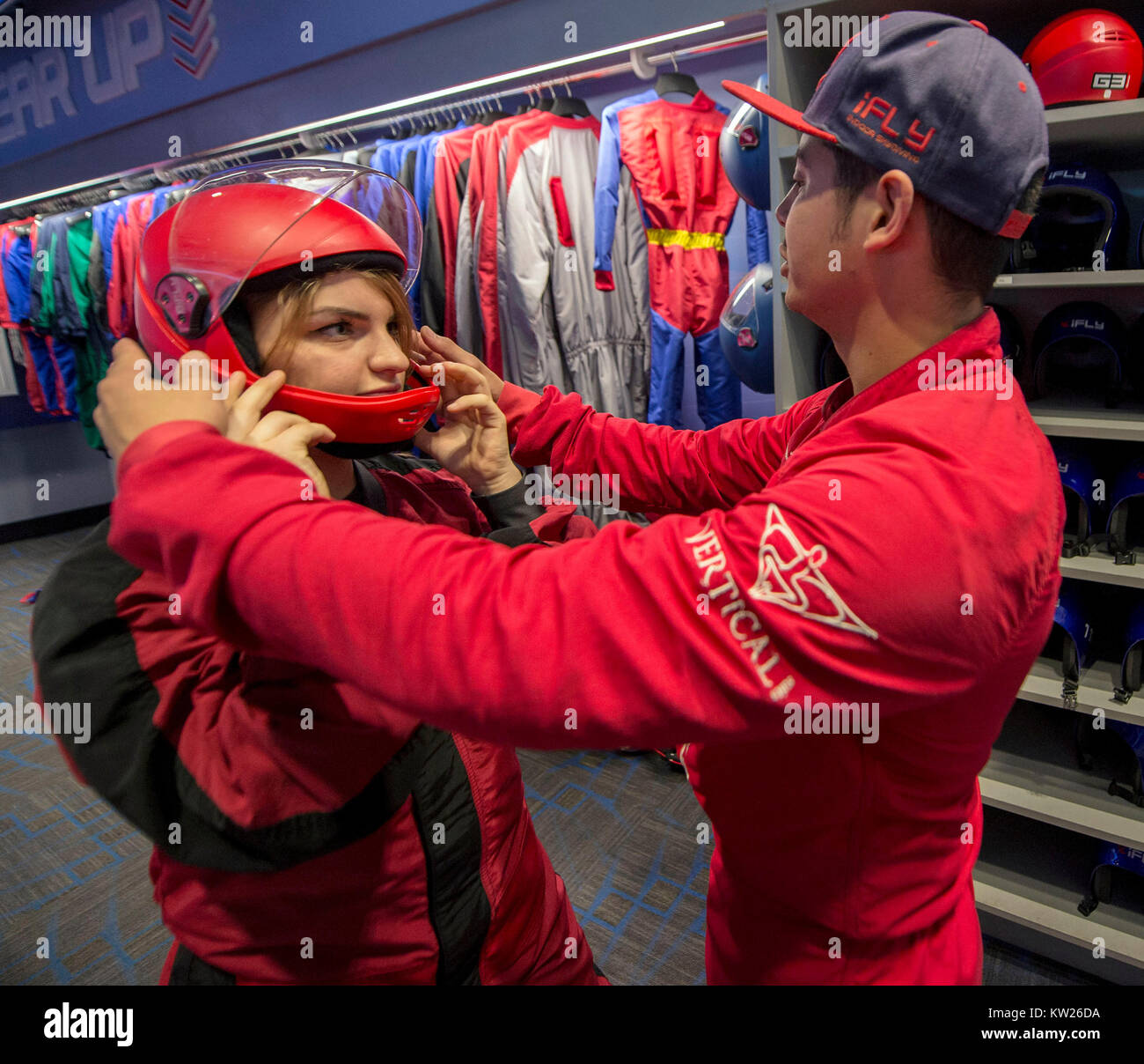 Orlando, Florida, Stati Uniti d'America. Xvii Dec, 2017. EMILY MORSE, di Allentown, New Jersey, è dotato di un casco prima del suo primo indoor skydiving volo. Credito: Brian Cahn/ZUMA filo/Alamy Live News Foto Stock