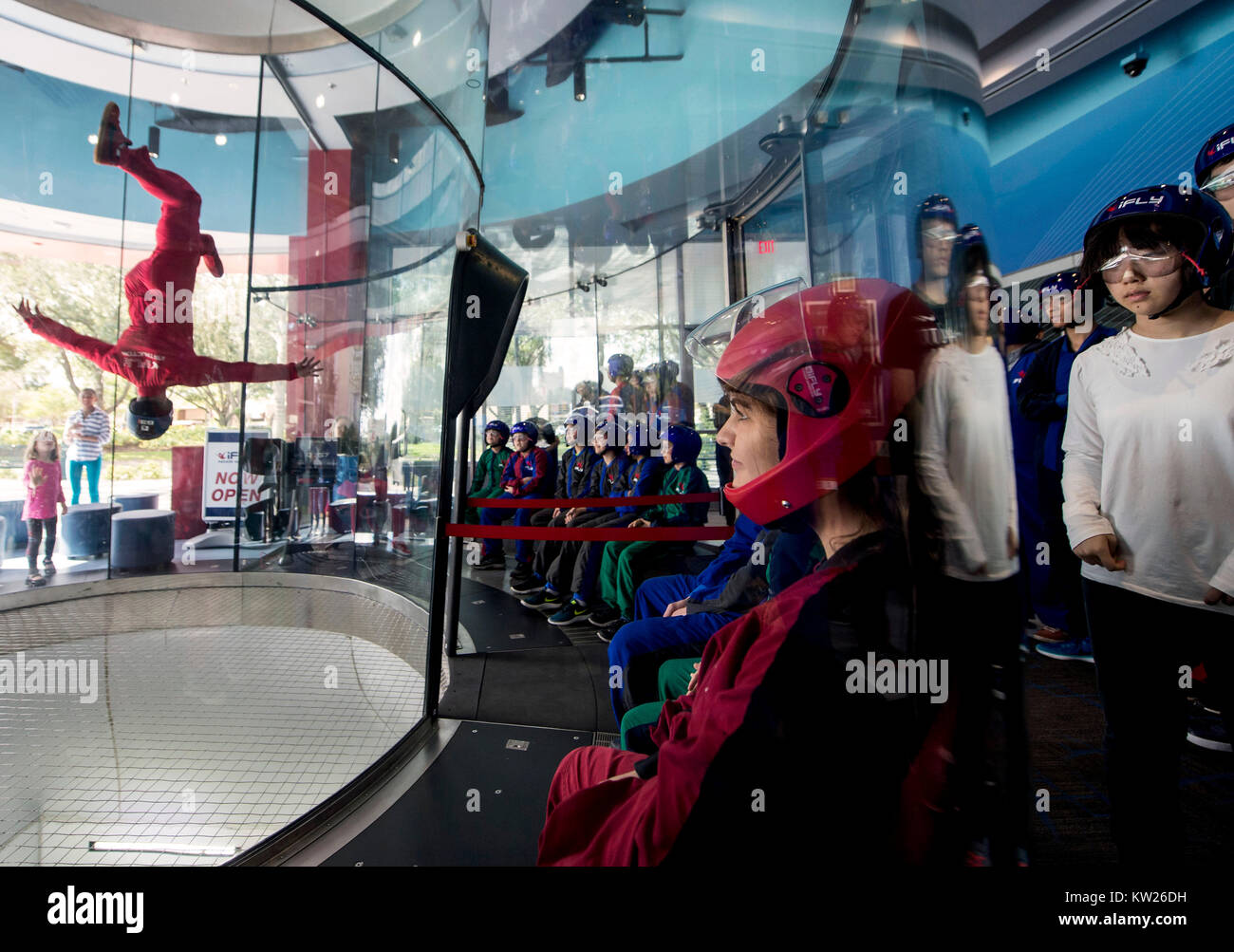 Orlando, Florida, Stati Uniti d'America. Xvii Dec, 2017. EMILY MORSE, di Allentown, New Jersey, orologi come suo istruttore non acrobazie in galleria del vento. Credito: Brian Cahn/ZUMA filo/Alamy Live News Foto Stock