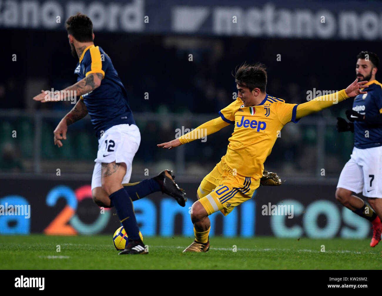 (171231) -- VERONA, 31 dic. 2017(Xinhua) -- Juventus' Paulo Dybala (R) punteggi durante il campionato italiano di una partita di calcio tra Juventus e Verona a Verona, Italia, Dicembre 30, 2017. La Juventus ha vinto 3-1. (Xinhua/Alberto Lingria) Foto Stock