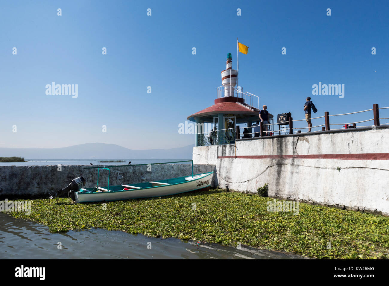 Fine del molo e il lago Chapala, Chapala town, Jalisco, Messico Foto Stock