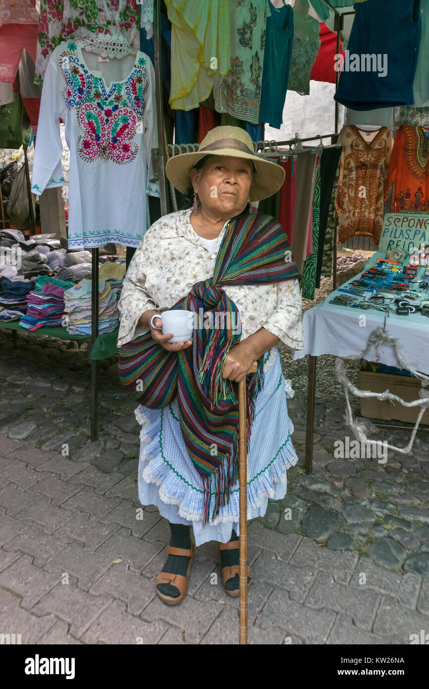 La donna in un cappello sul giorno di mercato, Ajijic, lago Chapala, Messico Foto Stock