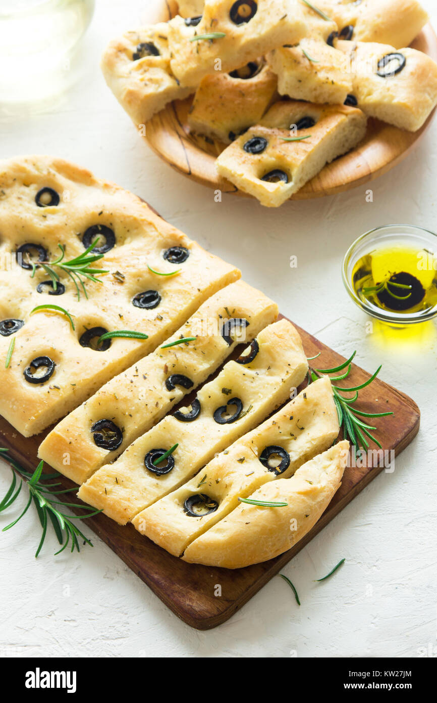 Italiano tradizionale focaccia con olive nere e rosmarino - piatti fatti in  casa pane focaccia Foto stock - Alamy