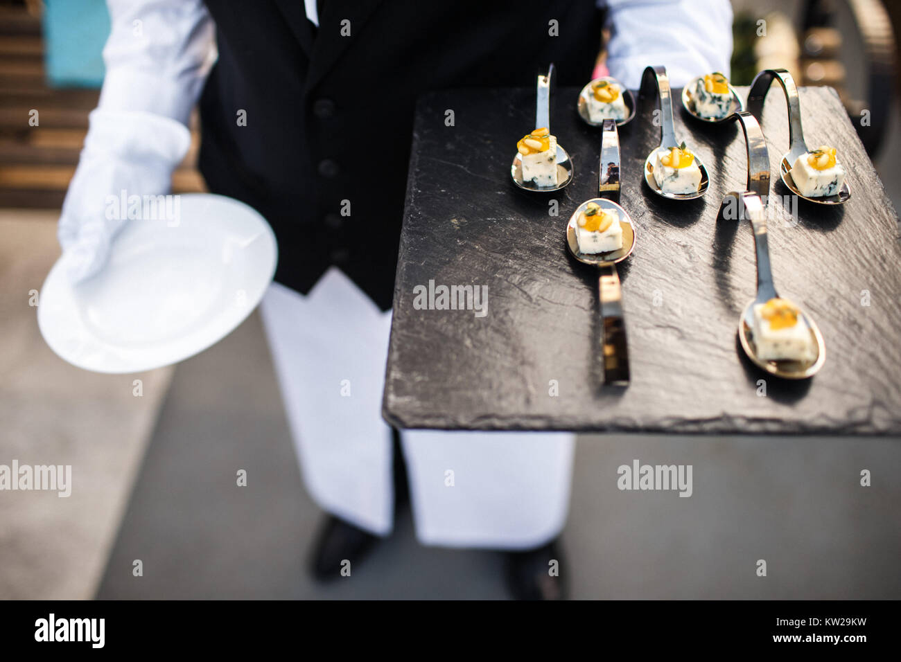 Vassoio di pietra di antipasti. Cameriere al matrimonio Foto Stock