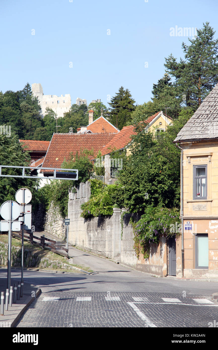 Vecchia strada e del castello sul colle di Samobor, Croazia Foto Stock