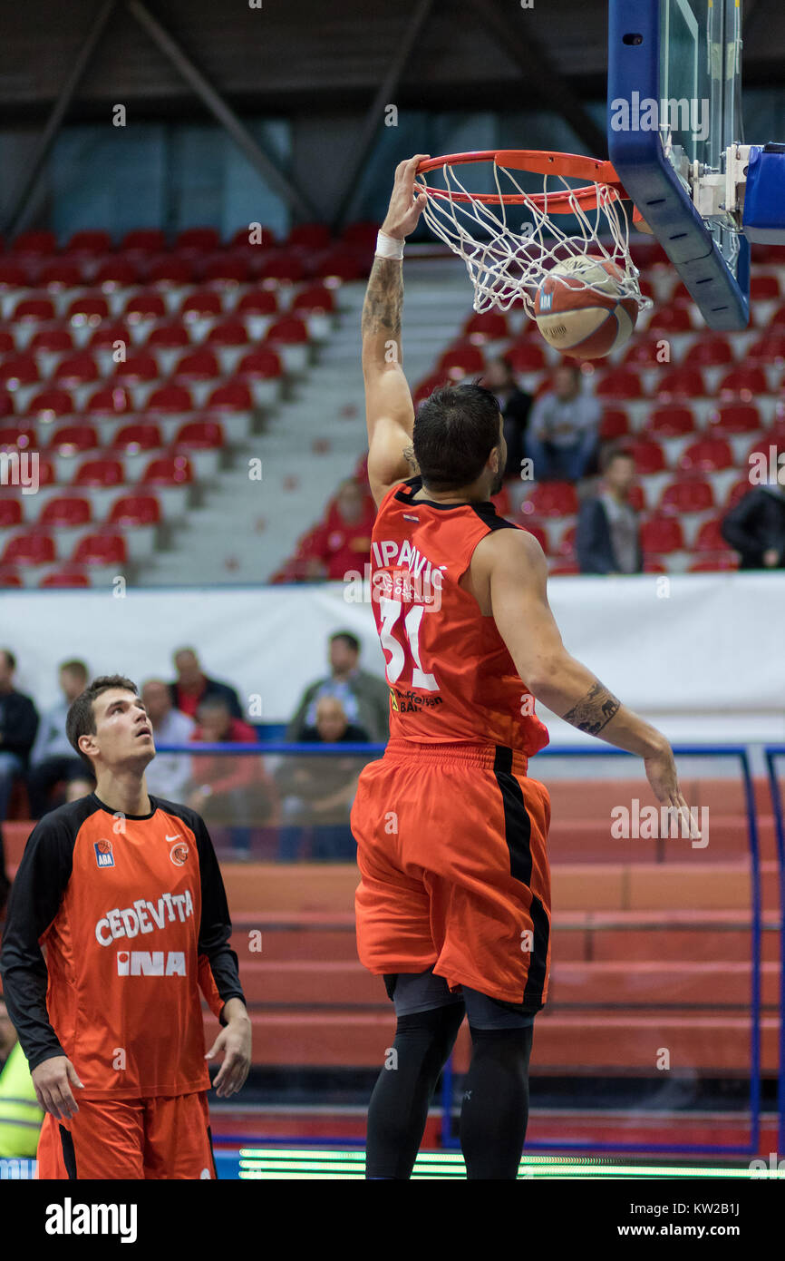 Zagabria, Croazia - 29 settembre 2017: ABA league KK Cedevita Zagreb vs. KK FMP Beograd. Andrija Stipanovic (31) dunk la pallacanestro Foto Stock