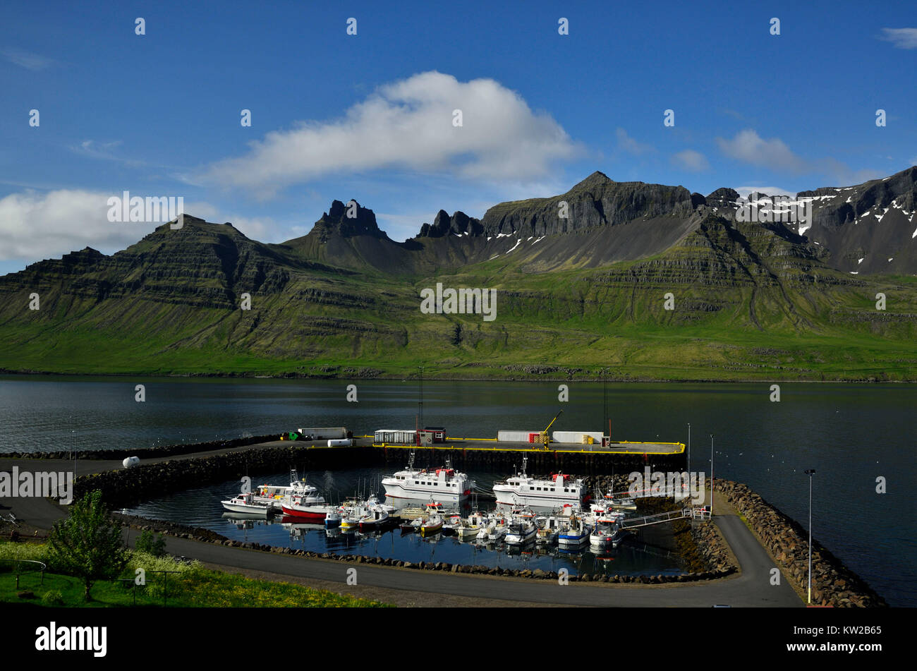 L'Islanda, porto di Stodvadsfjordur nel fiordo Stodvar sulla costa est, Isola, Hafen Stodvadsfjordur am Fjord Stodvar an der Ostküste Foto Stock
