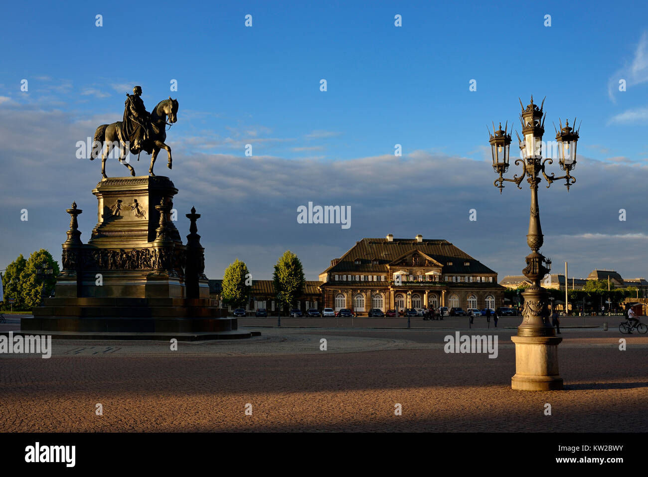 A Dresda, la piazza del teatro, monumento re Johann e italiano e piccolo villaggio, Theaterplatz, Denkmal König Johann und Italienisches Dörfchen Foto Stock