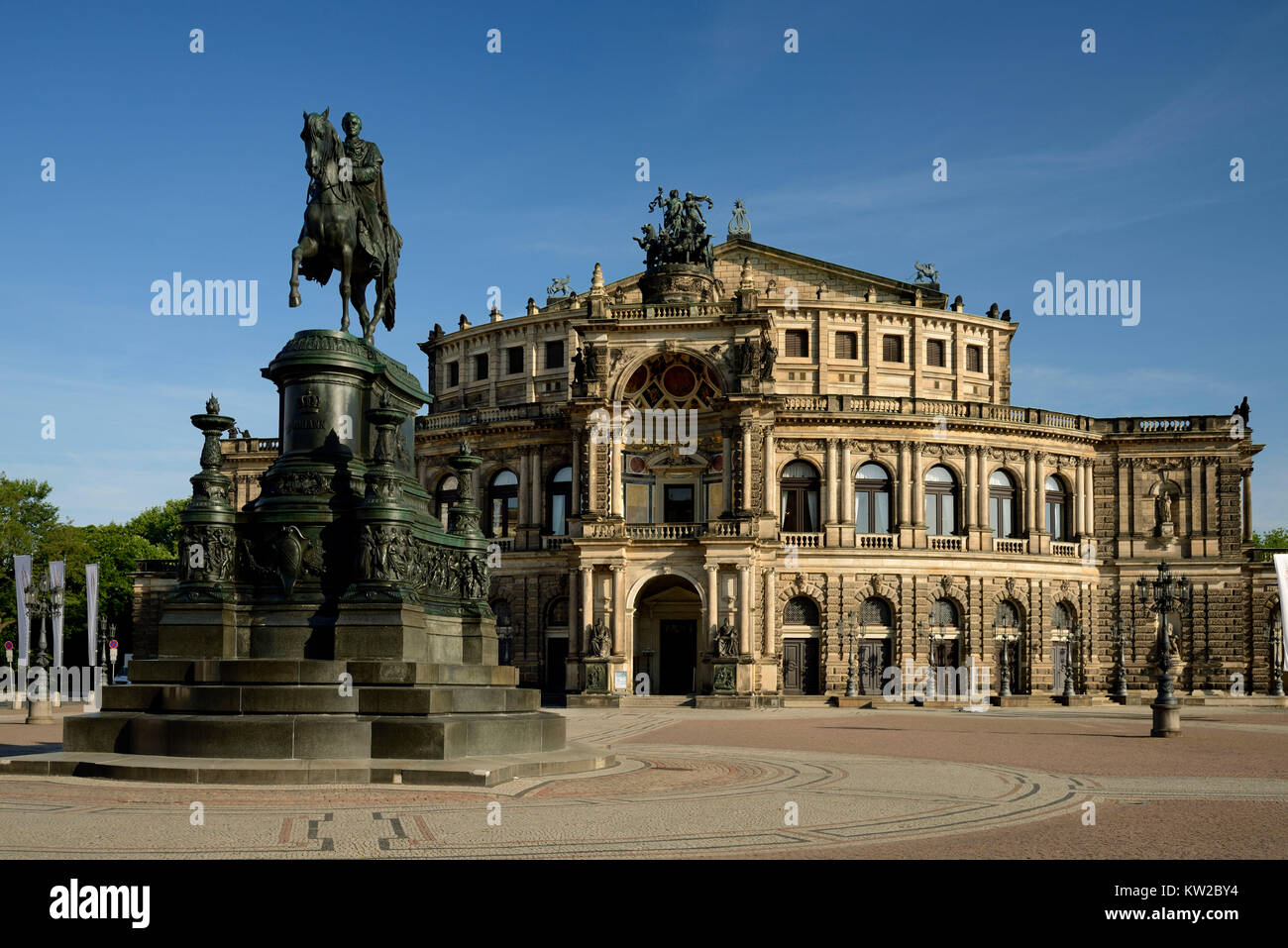 Dresda, monumento re Johann e Semperoper sulla piazza del teatro, , Denkmal König Johann und Semperoper auf dem Theaterplatz Foto Stock