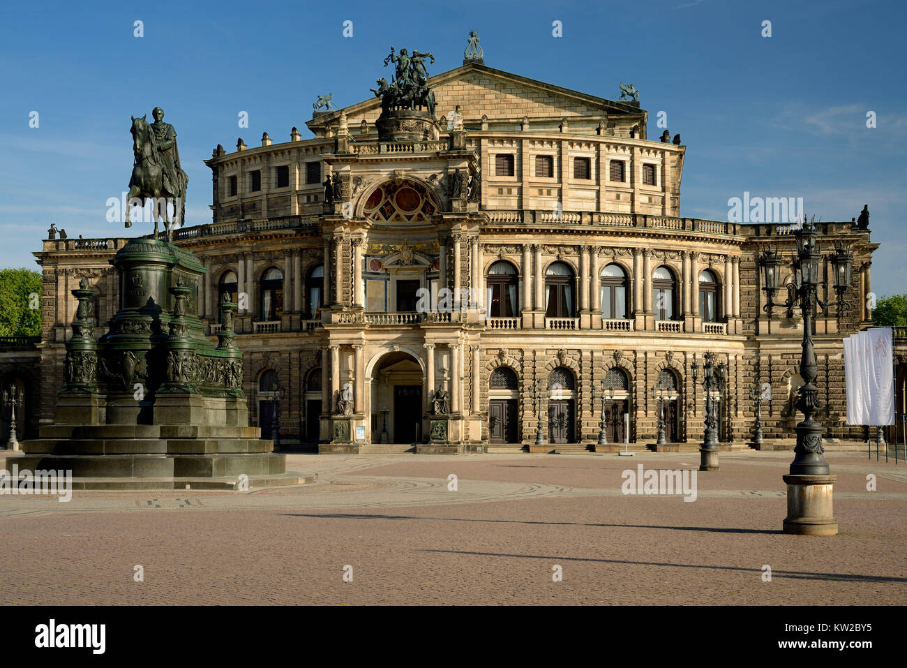 Dresda, monumento re Johann e Semperoper sulla piazza del teatro, , Denkmal König Johann und Semperoper auf dem Theaterplatz Foto Stock