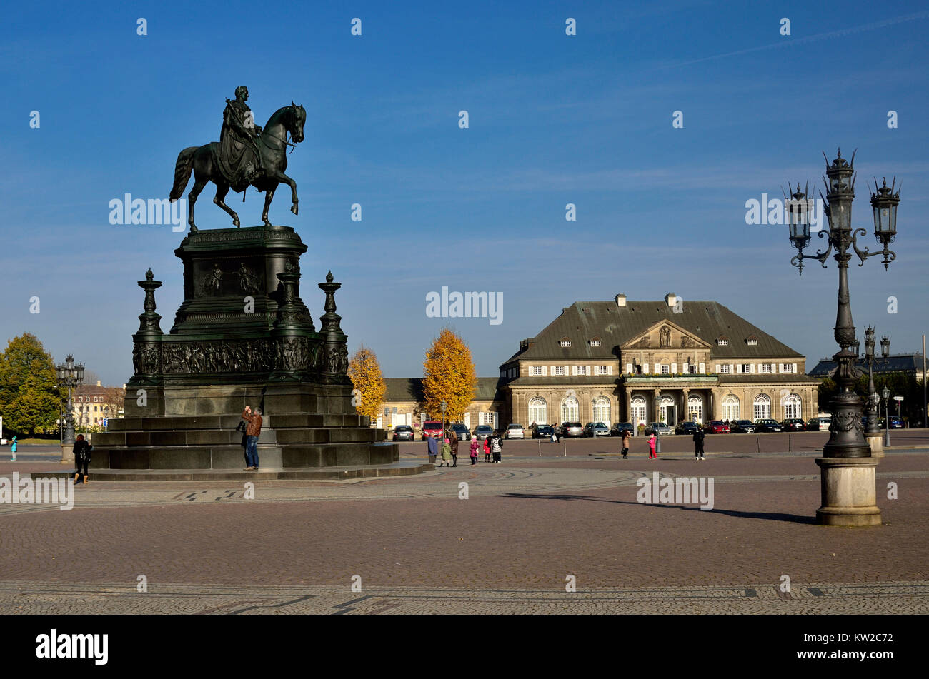 A Dresda, la piazza del teatro con il re Johann Denkmal e italiano i piccoli villaggi, Theaterplatz mit König Johann Denkmal und Italienischen Dörfchen Foto Stock