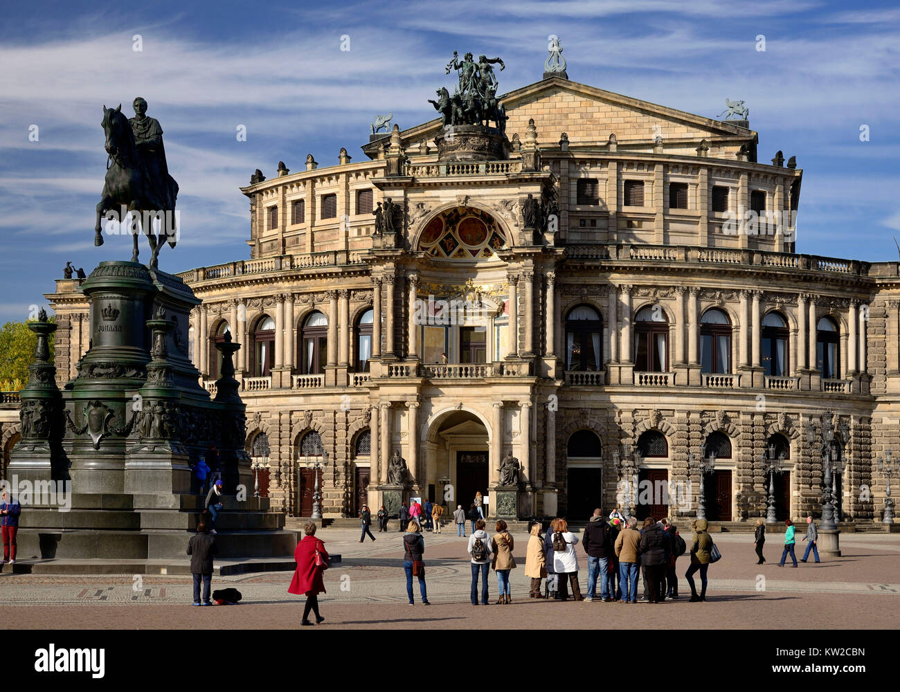 A Dresda, la piazza del teatro con il re Johann Denkmal e Semperoper, Theaterplatz mit König Johann Denkmal und Semperoper Foto Stock