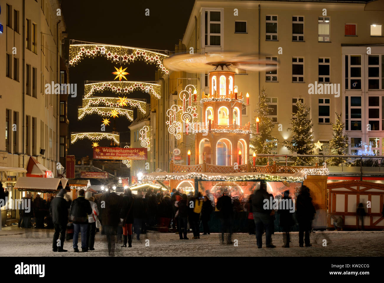 A Dresda, Fiera di Natale coin lane nella chiesa di Nostra Signora, Weihnachtsmarkt Münzgasse an der Frauenkirche Foto Stock