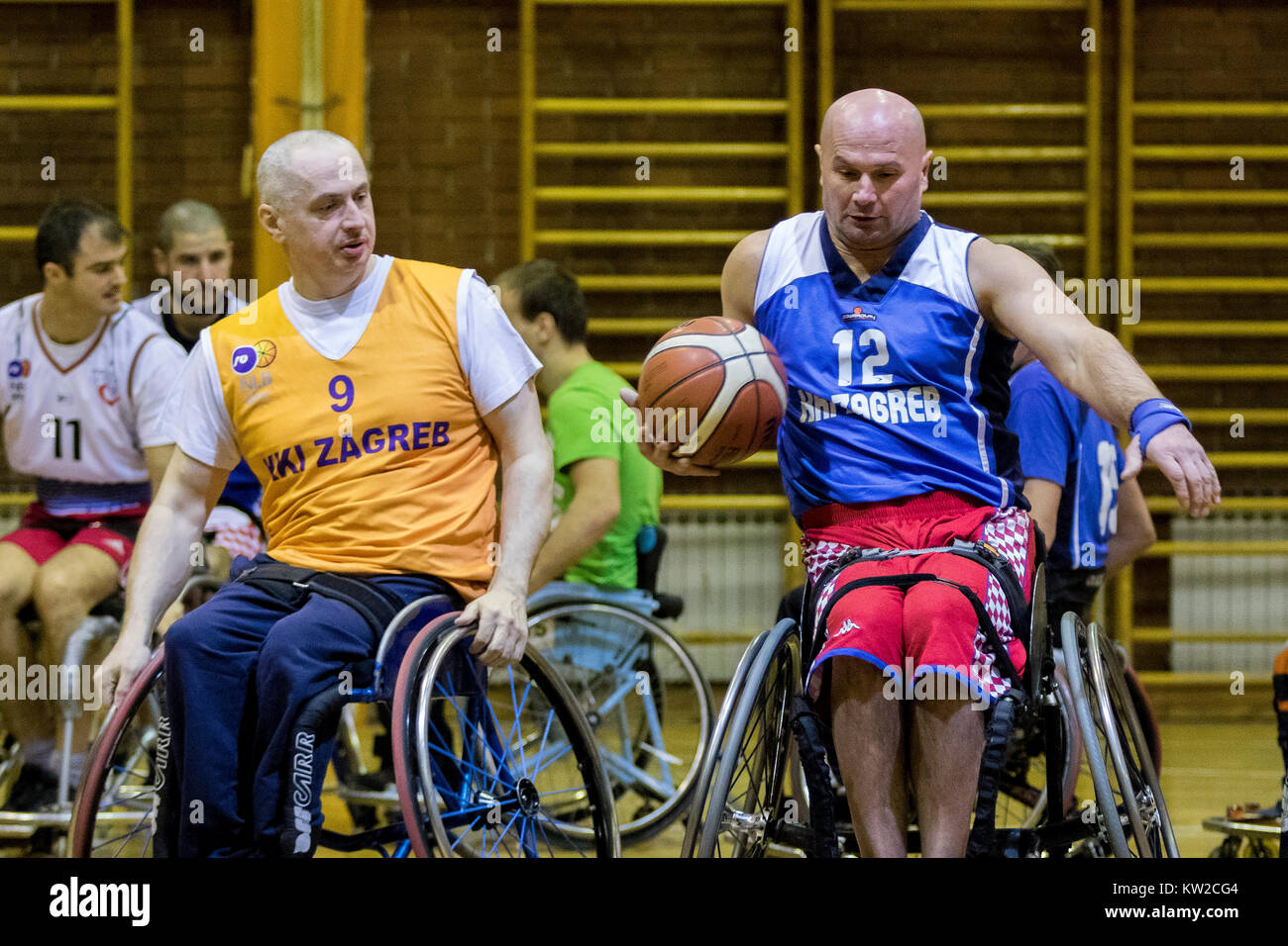 Zagabria, Croazia - 19 dicembre 2017: Formazione del basket in carrozzella team. Sedia a rotelle non identificato i giocatori di basket in azione. Foto Stock