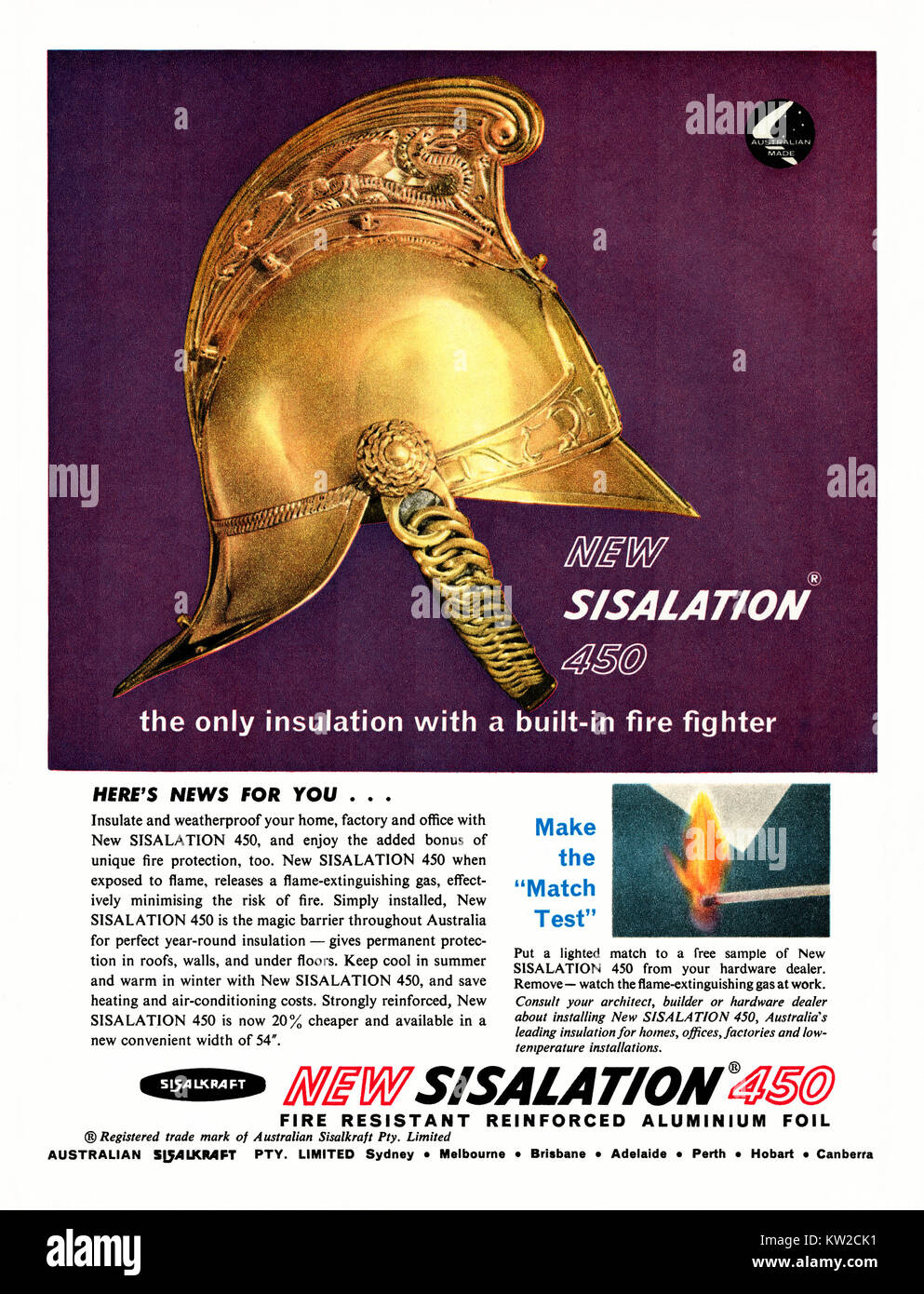 Un vecchio annuncio per Sisalation lamina di alluminio ignifugo e resistente al fuoco materiale di isolamento per uso nell'edilizia - è apparso in una rivista australiana nel 1963. Esso dispone di un vigile del fuoco del casco e una prova di combustione con un fiammifero Foto Stock