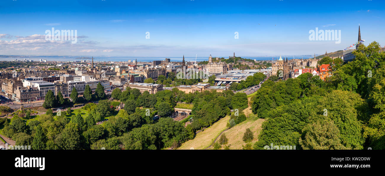 Paesaggio urbano panoramica di Edimburgo, capitale della Scozia come vista dal Castello di Edimburgo in agosto del 2012 Foto Stock
