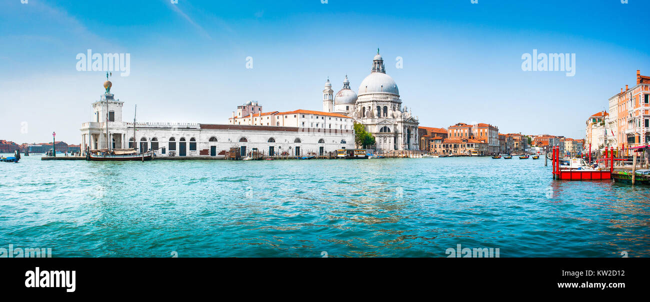 Vista panoramica del famoso Canal Grande con la Basilica di Santa Maria della Salute in background, Venezia, Italia Foto Stock