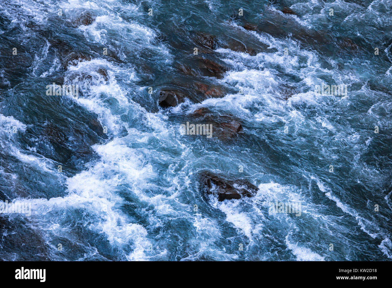 Fiume di montagna, correndo acqua fluente Texture, chiaro ruscello di montagna, torrent nel fiume gorge Foto Stock